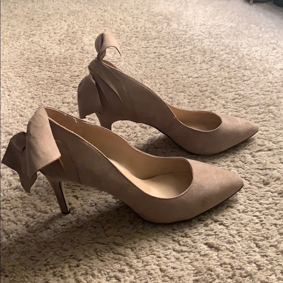 Kelly and Katie tan suede heels with bows on back. - Picture 4 of 5